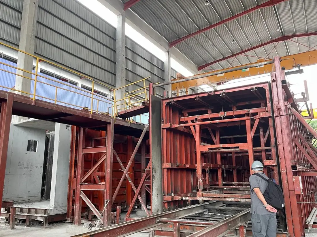 Steel mould and production line used to manufacture PPVC building modules in a factory