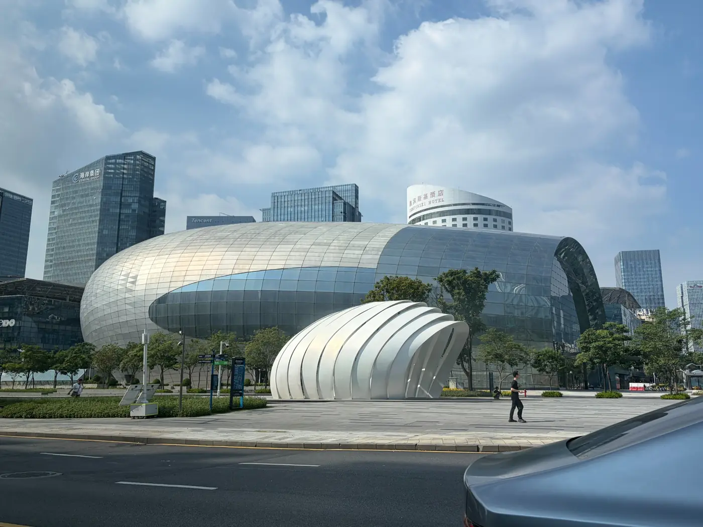 Contemporary commercial development opening onto public space in Shenzhen Bay